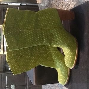 Awesome Born green suede boots size 7